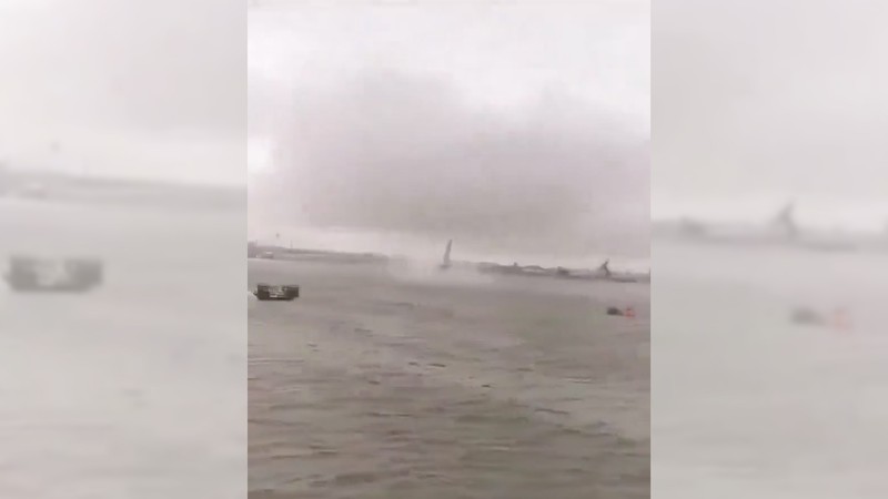Bandara Internasional Dubai diterjang banjir akibat hujan badai yang melanda negara tersebut, Selasa (16/4/2024). Bandara Internasional Dubai diterjang banjir akibat hujan badai yang melanda negara tersebut, Selasa (16/4/2024). (Tangkapan Layar Video X @robbystarbuck)