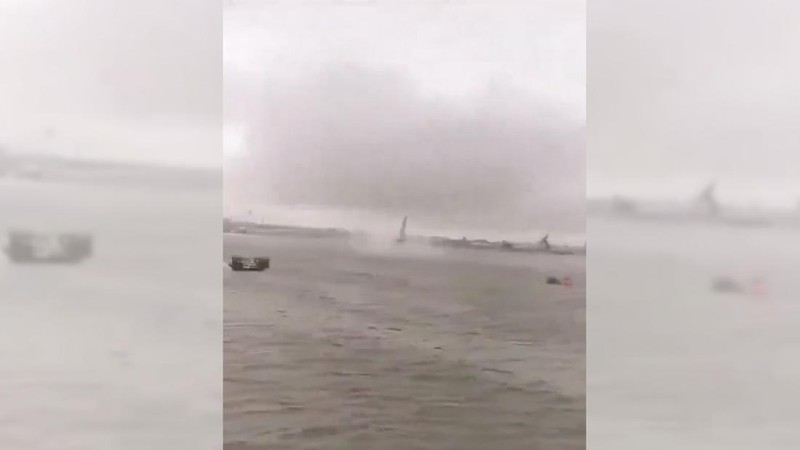 Bandara Internasional Dubai diterjang banjir akibat hujan badai yang melanda negara tersebut, Selasa (16/4/2024). (Tangkapan Layar Video X @robbystarbuck)
