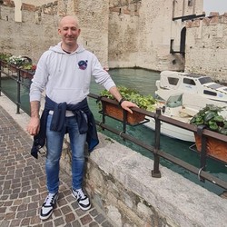 Disebut Kembaran Jeff Bezos, Tukang Listrik Ini Mendadak Tajir