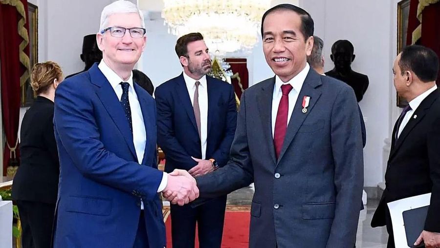 CEO Apple Tim Cook bertemu dengan Presiden RI Joko Widodo pada pagi ini, Rabu (17/4/2024). (Instagram @jokowi)