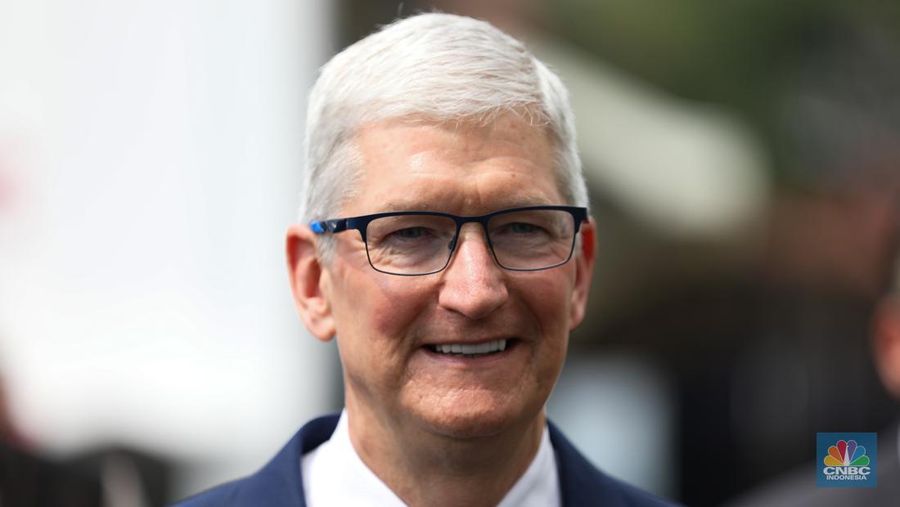 CEO Apple Tim Cook keluar dari Istana, Jakarta di Kompleks Istana Kepresidenan, Rabu (17/4/2024). (CNBC Indonesia/Tri Susilo)