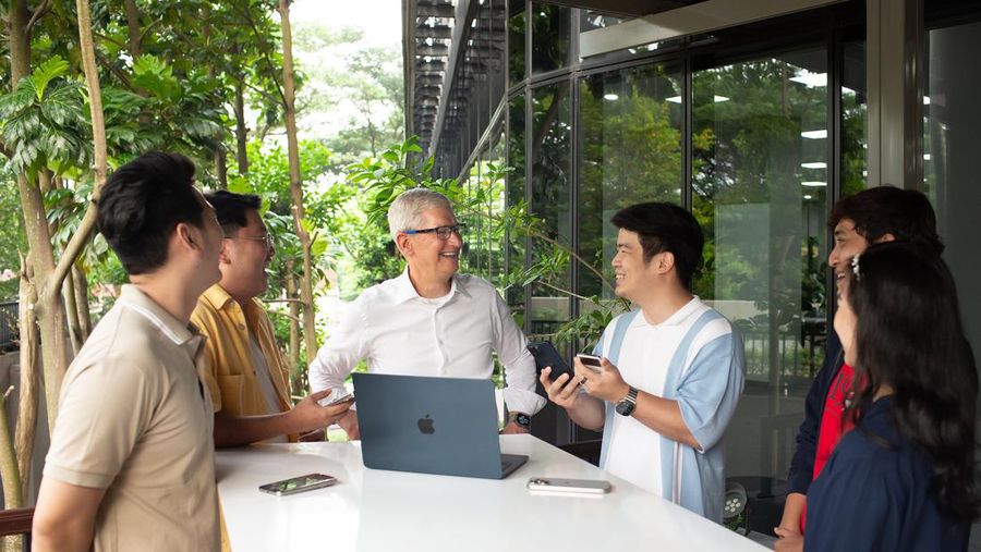 CEO Apple Tim Cook membagikan momen di sosial media X saat Cook bertemu dengan lima konten kreator Indonesia. (Sosial Media X @tim_cook)