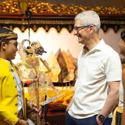 CEO Apple Tim Cook Terkagum-Kagum Lihat Wayang Kulit di RI