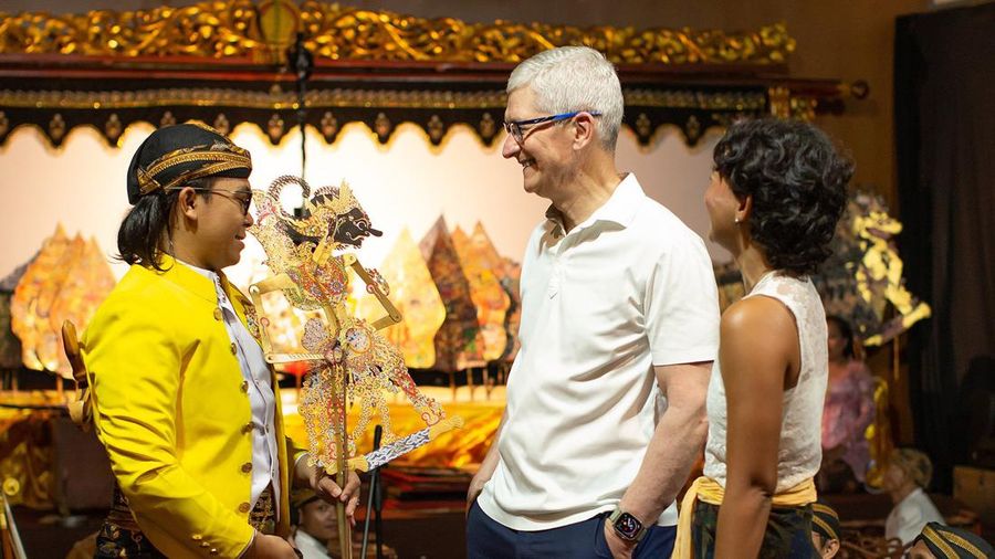 CEO Apple Tim Cook membagikan momen di sosial media X saat Cook melihat budaya wayang di Museum Wayang. (Sosial Media X @tim_cook)