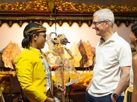 CEO Apple Tim Cook Terkagum-Kagum Lihat Wayang Kulit di RI
