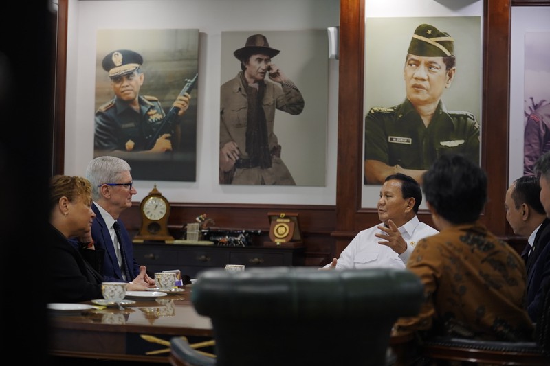 CEO Apple Tim Cook menemui Menhan Prabowo Subianto selama sekitar satu jam di Kantor Kemenhan hari ini, Rabu (17/04/2024). (Dok. Kemhan)