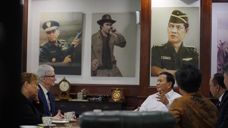 CEO Apple Tim Cook menemui Menhan Prabowo Subianto selama sekitar satu jam di Kantor Kemenhan hari ini, Rabu (17/04/2024). (Dok. Kemhan)