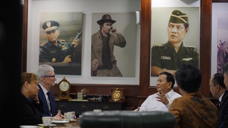 CEO Apple Tim Cook menemui Menhan Prabowo Subianto selama sekitar satu jam di Kantor Kemenhan hari ini, Rabu (17/04/2024). (Dok. Kemhan)