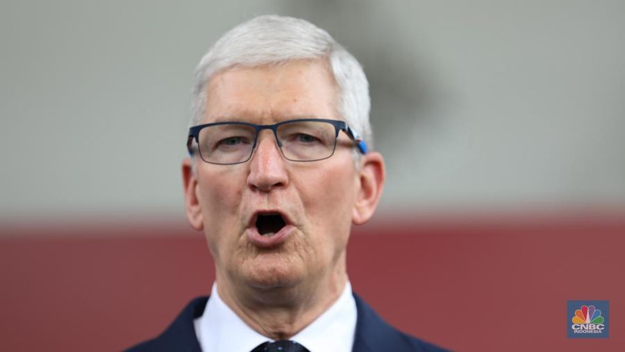 CEO Apple, Tim Cook saat konferensi pers di Istana Negara, Jakarta, Rabu (17/4/2024). (CNBC Indonesia/Tri Susilo)