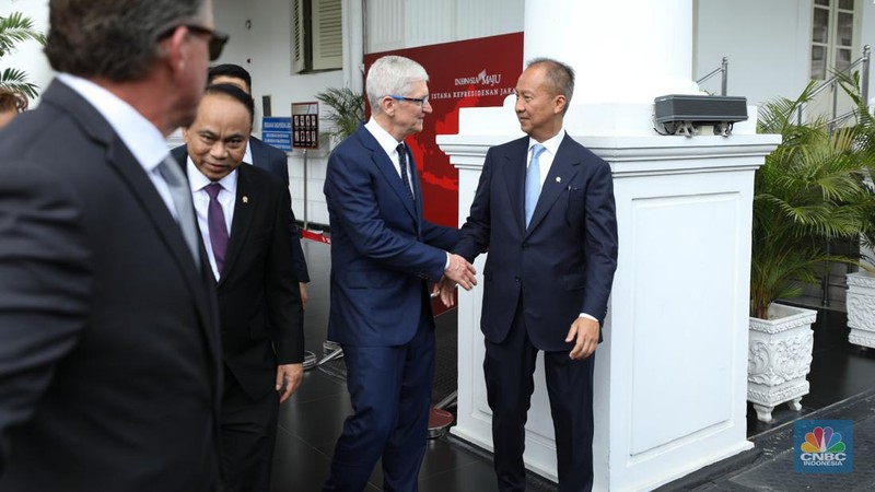 CEO Apple, Tim Cook (tengah) didampingi Menkominfo, Budi Arie Setiadi (kanan), dan Menperin, Agus Gumiwang (kiri) saat konferensi pers di Istana Negara, Jakarta, Rabu (17/4/2024).  (CNBC Indonesia/Tri Susilo)