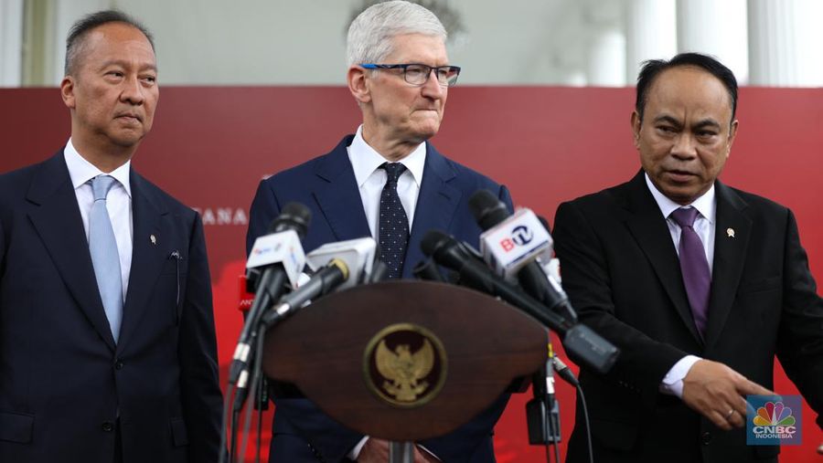 CEO Apple, Tim Cook (tengah) didampingi Menkominfo, Budi Arie Setiadi (kanan), dan Menperin, Agus Gumiwang (kiri) saat konferensi pers di Istana Negara, Jakarta, Rabu (17/4/2024).  (CNBC Indonesia/Tri Susilo)