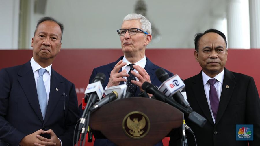 CEO Apple, Tim Cook (tengah) didampingi Menkominfo, Budi Arie Setiadi (kanan), dan Menperin, Agus Gumiwang (kiri) saat konferensi pers di Istana Negara, Jakarta, Rabu (17/4/2024). (CNBC Indonesia/Tri Susilo)