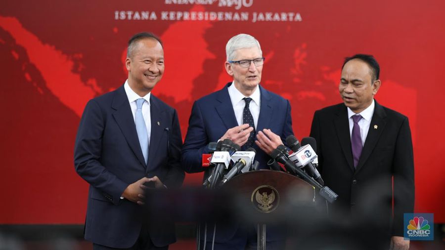 CEO Apple, Tim Cook (tengah) didampingi Menkominfo, Budi Arie Setiadi (kanan), dan Menperin, Agus Gumiwang (kiri) saat konferensi pers di Istana Negara, Jakarta, Rabu (17/4/2024). (CNBC Indonesia/Tri Susilo)