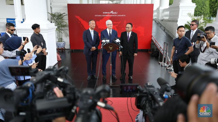 CEO Apple, Tim Cook (tengah) didampingi Menkominfo, Budi Arie Setiadi (kanan), dan Menperin, Agus Gumiwang (kiri) saat konferensi pers di Istana Negara, Jakarta, Rabu (17/4/2024).  (վ/Tri Susilo)