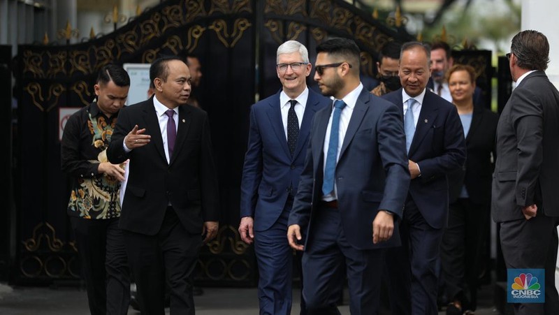 CEO Apple, Tim Cook (tengah) didampingi Menkominfo, Budi Arie Setiadi (kanan), dan Menperin, Agus Gumiwang (kiri) saat konferensi pers di Istana Negara, Jakarta, Rabu (17/4/2024).  (CNBC Indonesia/Tri Susilo)