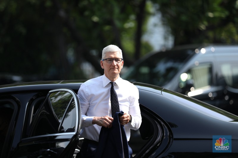 CEO Apple Tim Cook tiba di Istana Negara, Jakarta, Rabu (17/4/2024). Tim Cook tiba pukul 08.55 WIB untuk bertemu Presiden Joko Widodo (Jokowi) dengan menaiki mobil Mercy pelat B-227-MPM. (CNBC Indonesia/Tri Susilo) CEO Apple Tim Cook tiba di Istana Negara, Jakarta, Rabu (17/4/2024). Tim Cook tiba pukul 08.55 WIB untuk bertemu Presiden Joko Widodo (Jokowi) dengan menaiki mobil Mercy pelat B-227-MPM. (CNBC Indonesia/Tri Susilo)