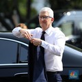 CEO Apple Tim Cook tiba di Istana Negara, Jakarta, Rabu (17/4/2024). Tim Cook tiba pukul 08.55 WIB untuk bertemu Presiden Joko Widodo (Jokowi) dengan menaiki mobil Mercy pelat B-227-MPM.(CNBC Indonesia/Tri Susilo)