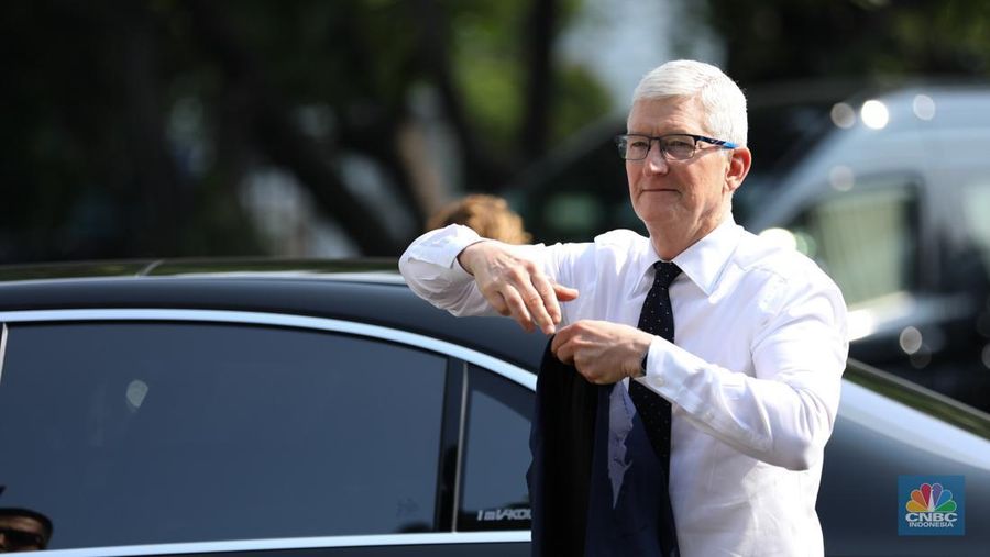 CEO Apple Tim Cook tiba di Istana Negara, Jakarta, Rabu (17/4/2024). Tim Cook tiba pukul 08.55 WIB untuk bertemu Presiden Joko Widodo (Jokowi) dengan menaiki mobil Mercy pelat B-227-MPM.(CNBC Indonesia/Tri Susilo)