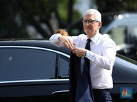 CEO Apple Tim Cook tiba di Istana Negara, Jakarta, Rabu (17/4/2024). Tim Cook tiba pukul 08.55 WIB untuk bertemu Presiden Joko Widodo (Jokowi) dengan menaiki mobil Mercy pelat B-227-MPM.(CNBC Indonesia/Tri Susilo)