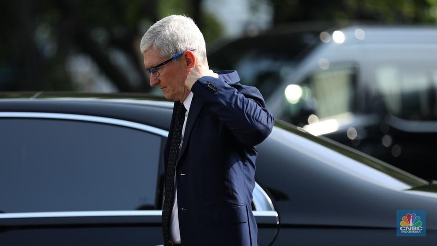 CEO Apple Tim Cook tiba di Istana Negara, Jakarta, Rabu (17/4/2024). Tim Cook tiba pukul 08.55 WIB untuk bertemu Presiden Joko Widodo (Jokowi) dengan menaiki mobil Mercy pelat B-227-MPM. (CNBC Indonesia/Tri Susilo)