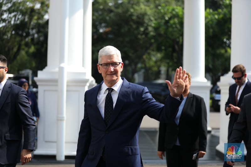 CEO Apple Tim Cook tiba di Istana Negara, Jakarta, Rabu (17/4/2024). Tim Cook tiba pukul 08.55 WIB untuk bertemu Presiden Joko Widodo (Jokowi) dengan menaiki mobil Mercy pelat B-227-MPM. (CNBC Indonesia/Tri Susilo)