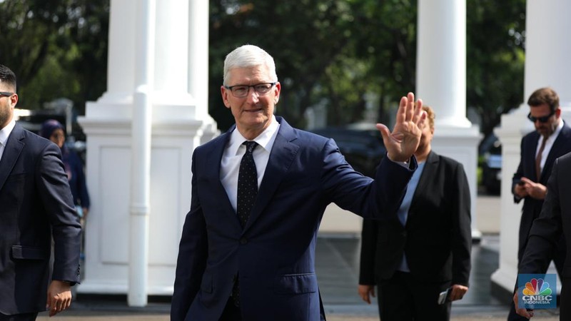 CEO Apple Tim Cook tiba di Istana Negara, Jakarta, Rabu (17/4/2024). Tim Cook tiba pukul 08.55 WIB untuk bertemu Presiden Joko Widodo (Jokowi) dengan menaiki mobil Mercy pelat B-227-MPM. (CNBC Indonesia/Tri Susilo)