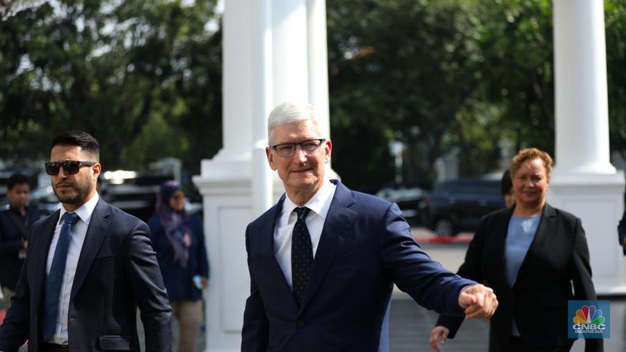 CEO Apple Tim Cook tiba di Istana Negara, Jakarta, Rabu (17/4/2024). Tim Cook tiba pukul 08.55 WIB untuk bertemu Presiden Joko Widodo (Jokowi) dengan menaiki mobil Mercy pelat B-227-MPM. (CNBC Indonesia/Tri Susilo) CEO Apple Tim Cook tiba di Istana Negara, Jakarta, Rabu (17/4/2024). Tim Cook tiba pukul 08.55 WIB untuk bertemu Presiden Joko Widodo (Jokowi) dengan menaiki mobil Mercy pelat B-227-MPM. (CNBC Indonesia/Tri Susilo)