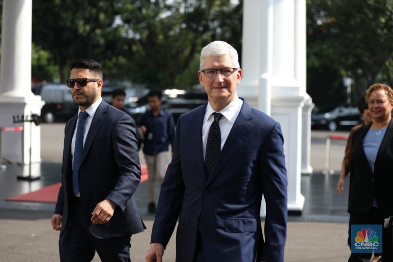 CEO Apple Tim Cook tiba di Istana Negara, Jakarta, Rabu (17/4/2024). Tim Cook tiba pukul 08.55 WIB untuk bertemu Presiden Joko Widodo (Jokowi) dengan menaiki mobil Mercy pelat B-227-MPM. (CNBC Indonesia/Tri Susilo)