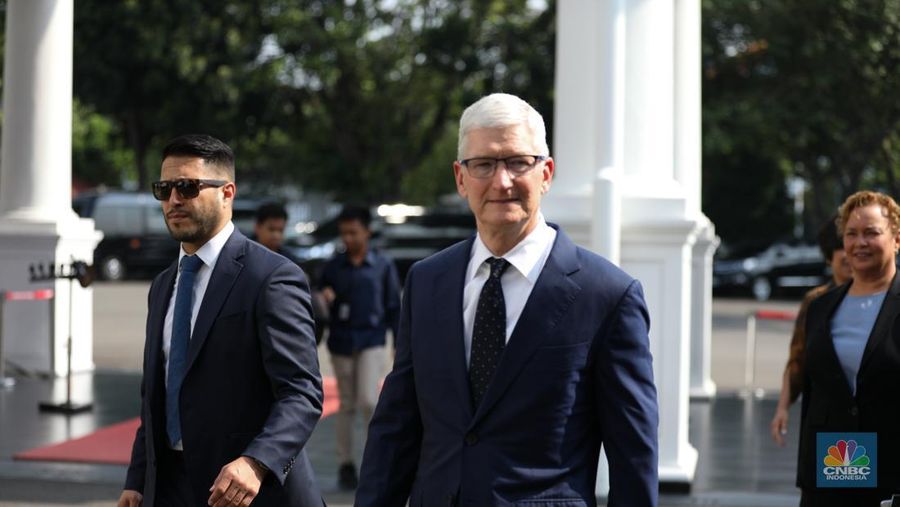 CEO Apple Tim Cook tiba di Istana Negara, Jakarta, Rabu (17/4/2024). Tim Cook tiba pukul 08.55 WIB untuk bertemu Presiden Joko Widodo (Jokowi) dengan menaiki mobil Mercy pelat B-227-MPM. (CNBC Indonesia/Tri Susilo)
