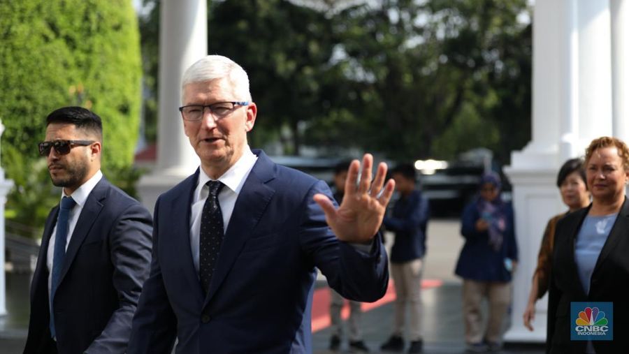 CEO Apple Tim Cook tiba di Istana Negara, Jakarta, Rabu (17/4/2024). Tim Cook tiba pukul 08.55 WIB untuk bertemu Presiden Joko Widodo (Jokowi) dengan menaiki mobil Mercy pelat B-227-MPM. (CNBC Indonesia/Tri Susilo)