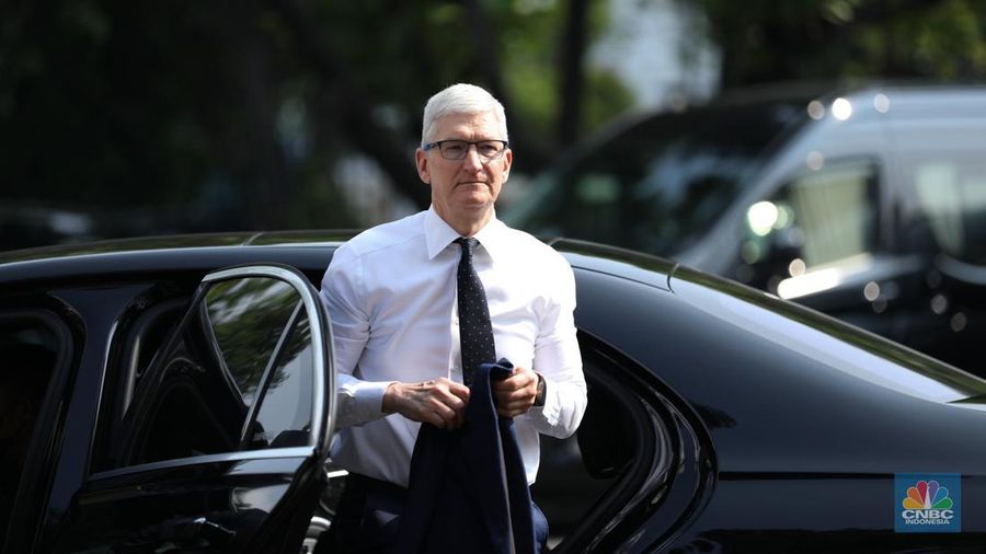 CEO Apple Tim Cook tiba di Istana Negara, Jakarta, Rabu (17/4/2024). Tim Cook tiba pukul 08.55 WIB untuk bertemu Presiden Joko Widodo (Jokowi) dengan menaiki mobil Mercy pelat B-227-MPM. (CNBC Indonesia/Tri Susilo)