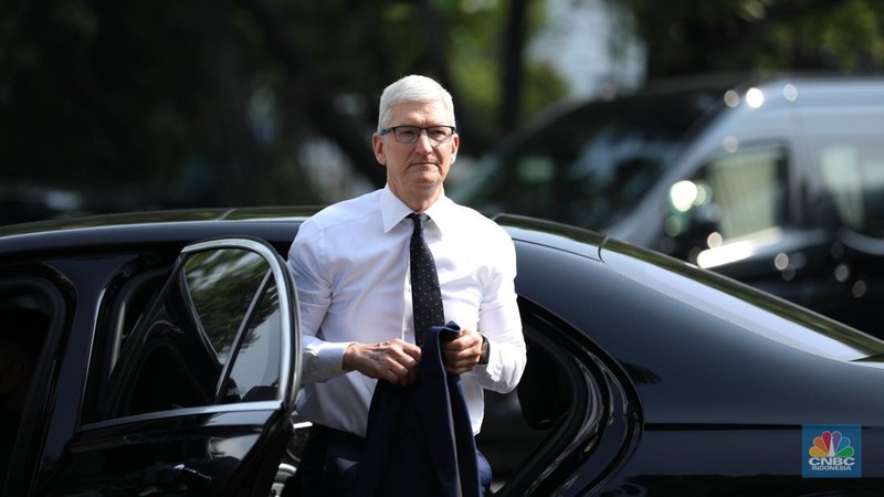 CEO Apple Tim Cook tiba di Istana Negara, Jakarta, Rabu (17/4/2024). Tim Cook tiba pukul 08.55 WIB untuk bertemu Presiden Joko Widodo (Jokowi) dengan menaiki mobil Mercy pelat B-227-MPM. (CNBC Indonesia/Tri Susilo)