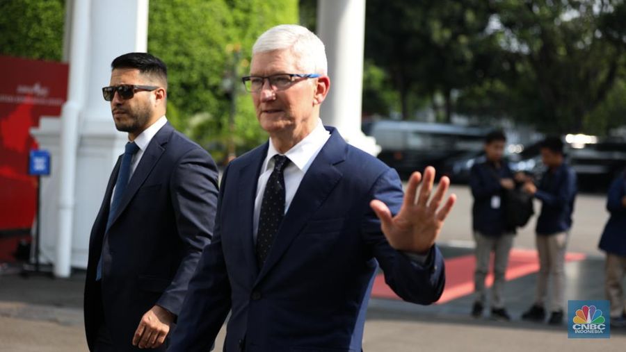CEO Apple Tim Cook tiba di Istana Negara, Jakarta, Rabu (17/4/2024). Tim Cook tiba pukul 08.55 WIB untuk bertemu Presiden Joko Widodo (Jokowi) dengan menaiki mobil Mercy pelat B-227-MPM. (CNBC Indonesia/Tri Susilo)