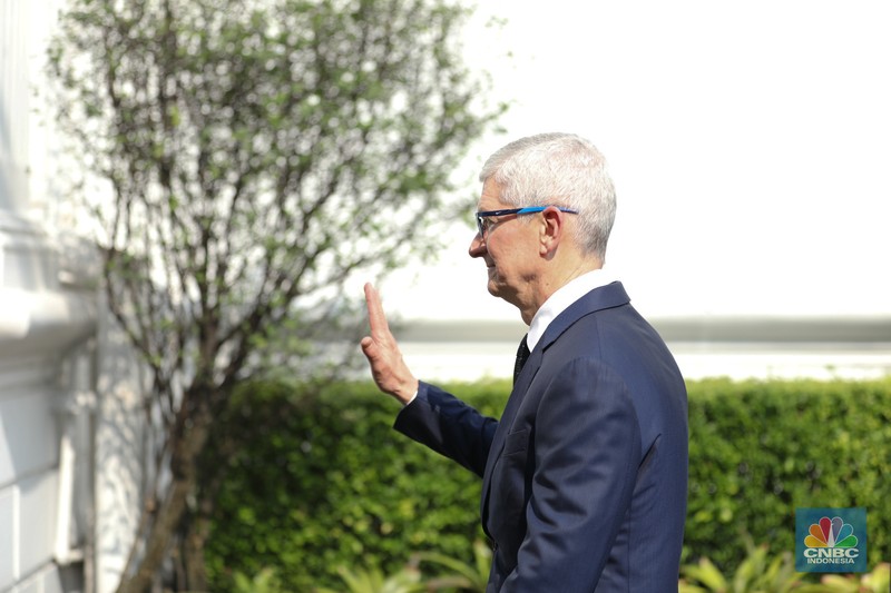 CEO Apple Tim Cook tiba di Istana Negara, Jakarta, Rabu (17/4/2024). Tim Cook tiba pukul 08.55 WIB untuk bertemu Presiden Joko Widodo (Jokowi) dengan menaiki mobil Mercy pelat B-227-MPM. (CNBC Indonesia/Tri Susilo) CEO Apple Tim Cook tiba di Istana Negara, Jakarta, Rabu (17/4/2024). Tim Cook tiba pukul 08.55 WIB untuk bertemu Presiden Joko Widodo (Jokowi) dengan menaiki mobil Mercy pelat B-227-MPM. (CNBC Indonesia/Tri Susilo)