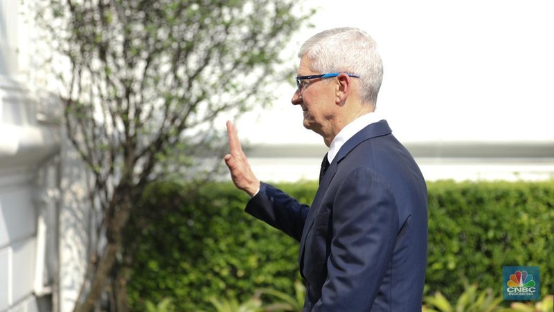 CEO Apple Tim Cook tiba di Istana Negara, Jakarta, Rabu (17/4/2024). Tim Cook tiba pukul 08.55 WIB untuk bertemu Presiden Joko Widodo (Jokowi) dengan menaiki mobil Mercy pelat B-227-MPM. (CNBC Indonesia/Tri Susilo)