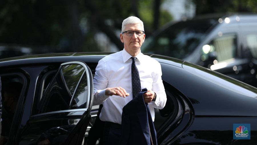 CEO Apple Tim Cook tiba di Istana Negara, Jakarta, Rabu (17/4/2024). Tim Cook tiba pukul 08.55 WIB untuk bertemu Presiden Joko Widodo (Jokowi) dengan menaiki mobil Mercy pelat B-227-MPM. (CNBC Indonesia/Tri Susilo)