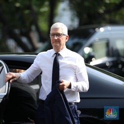 Potret CEO Apple Tim Cook Pakai Mercy Mau Ketemu Jokowi di Istana