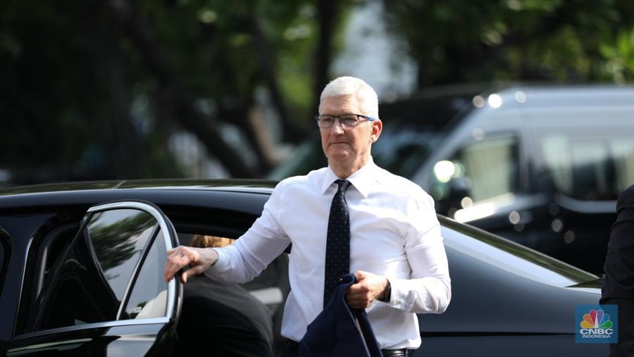 CEO Apple Tim Cook tiba di Istana Negara, Jakarta, Rabu (17/4/2024). Tim Cook tiba pukul 08.55 WIB untuk bertemu Presiden Joko Widodo (Jokowi) dengan menaiki mobil Mercy pelat B-227-MPM. (CNBC Indonesia/Tri Susilo)