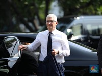 Potret CEO Apple Tim Cook Pakai Mercy Mau Ketemu Jokowi di Istana