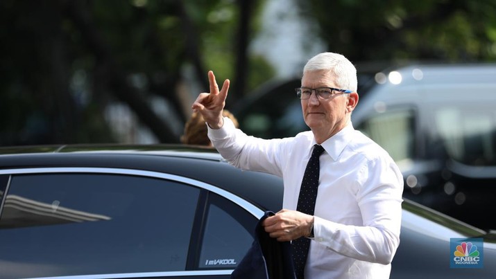 CEO Apple Tim Cook tiba di Istana Negara, Jakarta, Rabu (17/4/2024). Tim Cook tiba pukul 08.55 WIB untuk bertemu Presiden Joko Widodo (Jokowi) dengan menaiki mobil Mercy pelat B-227-MPM. (CNBC Indonesia/Tri Susilo)