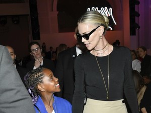 Momen Langka Charlize Theron Ajak Putri Adopsinya Nonton Fashion Show