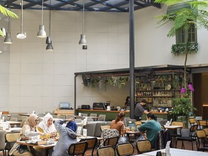Di Bandung Ada Kafe Klasik Bernuansa Eropa, Menunya Lengkap!