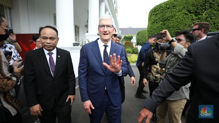 CEO Apple Tim Cook keluar dari Istana, Jakarta di Kompleks Istana Kepresidenan, Rabu (17/4/2024). (CNBC Indonesia/Tri Susilo)