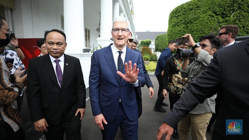 CEO Apple, Tim Cook (tengah) didampingi Menkominfo, Budi Arie Setiadi (kanan), dan Menperin, Agus Gumiwang (kiri) saat konferensi pers di Istana Negara, Jakarta, Rabu (17/4/2024).  (CNBC Indonesia/Tri Susilo)