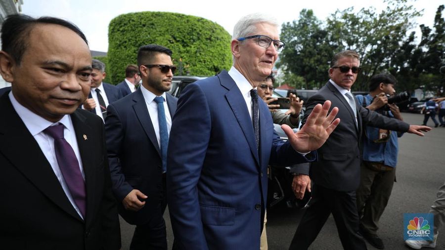 CEO Apple Tim Cook keluar dari Istana, Jakarta di Kompleks Istana Kepresidenan, Rabu (17/4/2024). (²©²ÊÍøÕ¾/Tri Susilo)