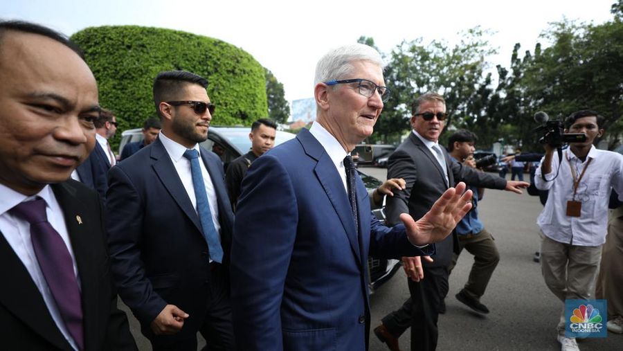 CEO Apple Tim Cook keluar dari Istana, Jakarta di Kompleks Istana Kepresidenan, Rabu (17/4/2024). (CNBC Indonesia/Tri Susilo)
