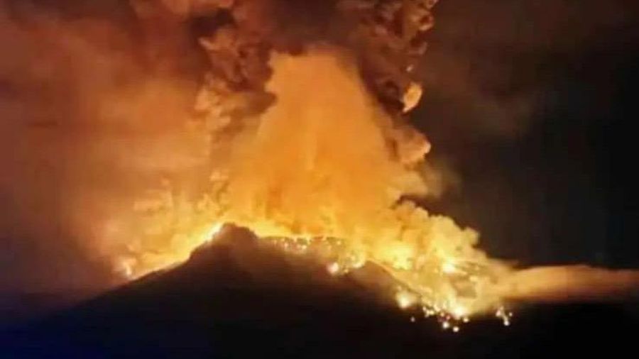 Gunung Api Ruang, Sulawesi Utara erupsi. (Dok. BNPB)