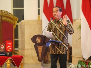 Jokowi Ucapkan Selamat Hari Buruh, Unggah Foto Ilustrasi Naik MRT 14-24