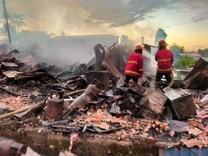 Gudang Besi-Rongsokan Ludes Terbakar Berawal dari Lampu Jalan Rusak