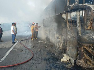 Detik-detik Bus Pahala Kencana Ludes Terbakar di Tol Jombang